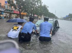 山東膠州暴雨致部分路段積水嚴重，干部群眾全力排水迎戰(zhàn)汛情