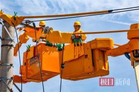 超過50℃高溫炙烤下完成空中作業(yè)，武漢“電力特種兵”一周實施120余次帶電作業(yè)保障城市清涼  第3張