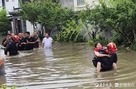 暴雨致島城多人被困 消防員在齊腰深的水中背老人脫險