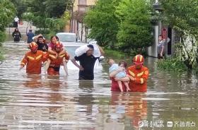 暴雨致島城多人被困 消防員在齊腰深的水中背老人脫險