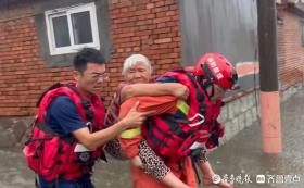 暴雨致島城多人被困 消防員在齊腰深的水中背老人脫險