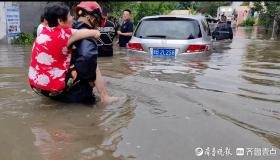 暴雨致島城多人被困 消防員在齊腰深的水中背老人脫險