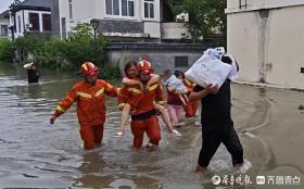 暴雨致島城多人被困 消防員在齊腰深的水中背老人脫險