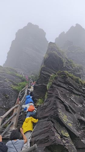 登梵凈山：“獨(dú)隆”于天地如“天空之城”，人與自然和諧共生